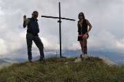 55 Alla croce di vetta della Corna Grande (2089 m) con vista a dx sul Tre Signori avvolto nelle nuvole 